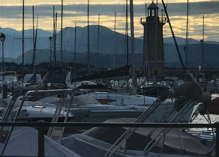 Nido tra castello e lago