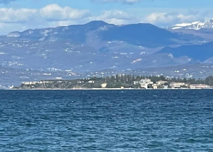Nido tra castello e lago